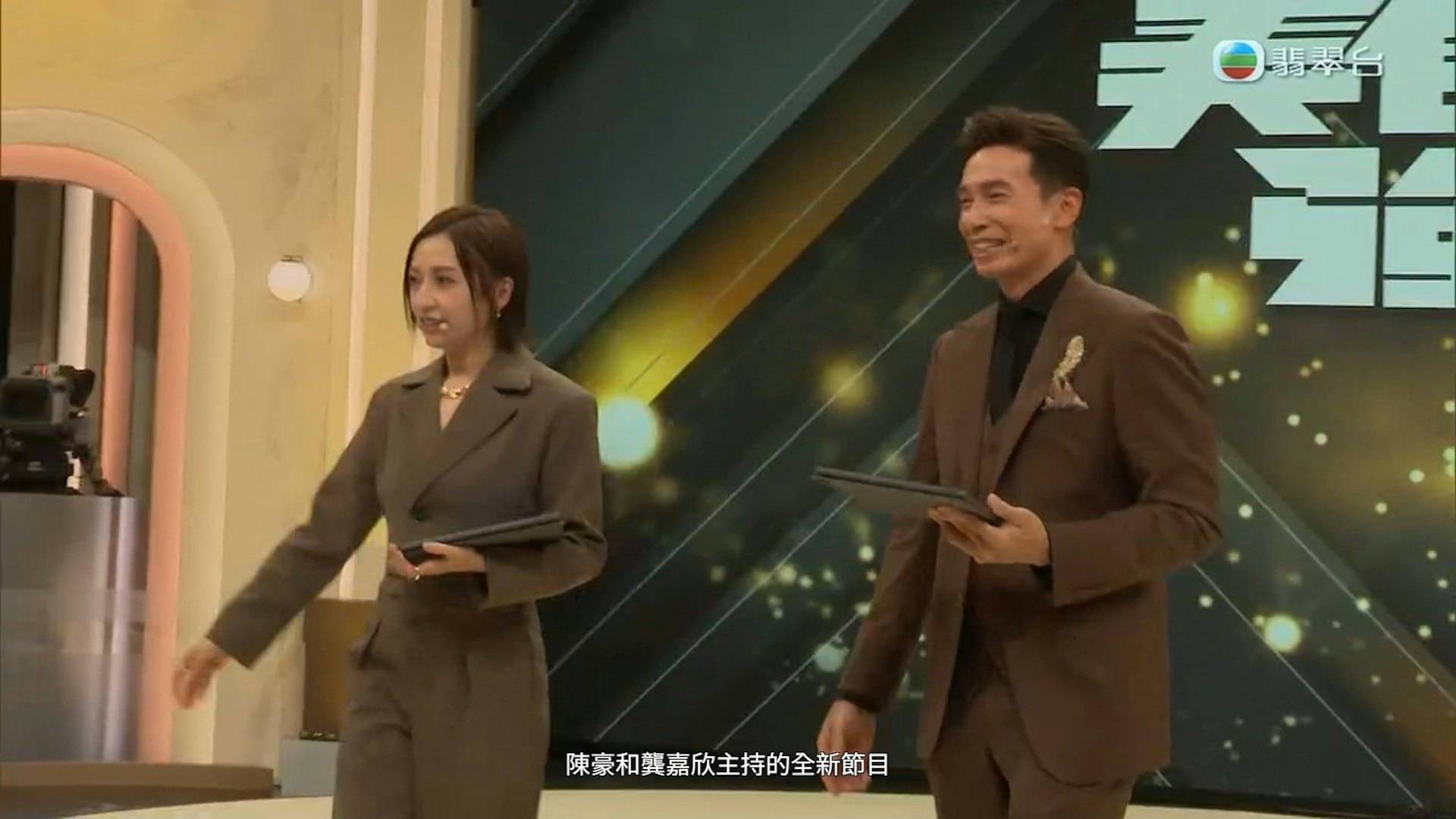 tvb 東張西望 主持龔嘉欣機警提議加添座椅,(圖片來源:TVB)