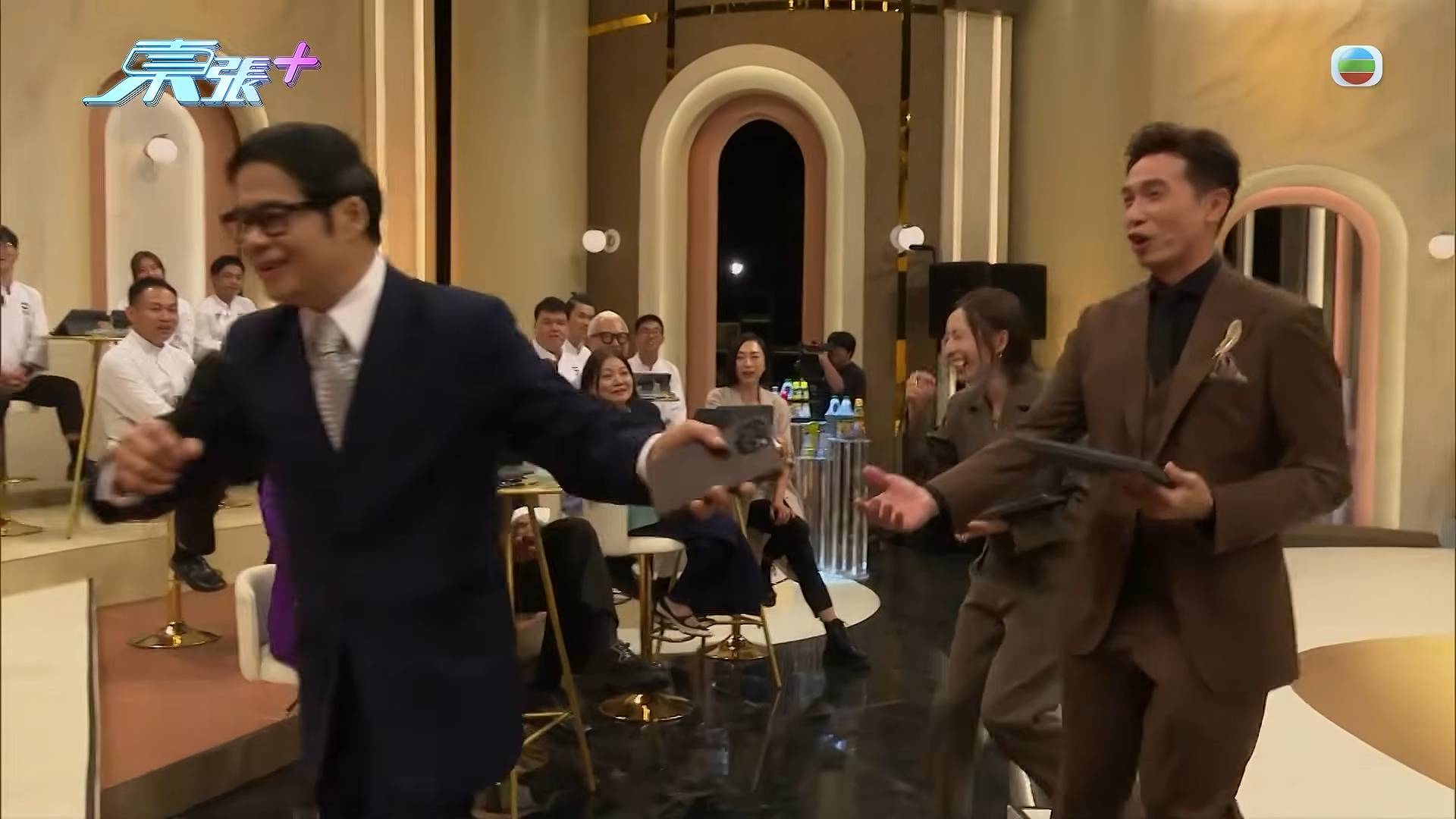 tvb 東張西望 陳豪調侃安德尊「踩完場就走」,流暢配合上演神救援。(圖片來源:TVB)