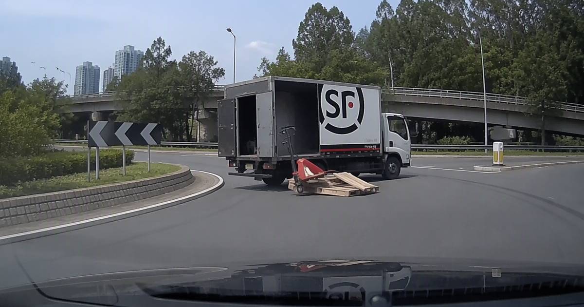 順豐貨車青衣轉彎跌唧車｜12秒片尾更驚險