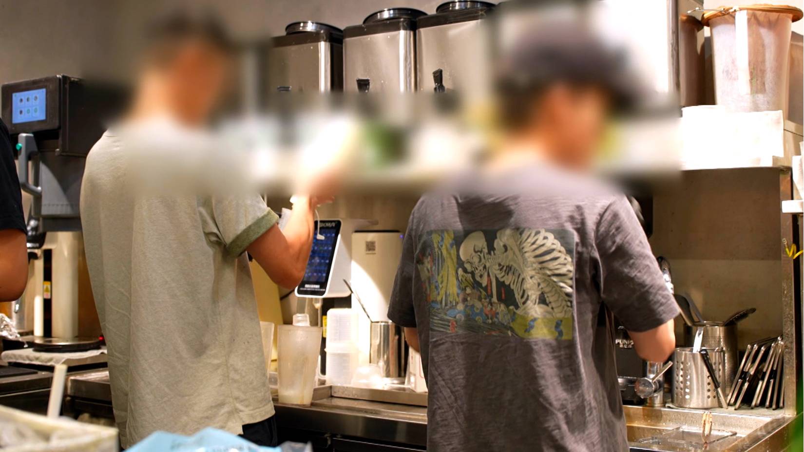東張西望 茶飲店 現時年輕人幾乎人手一杯茶飲。陳生、林生與Alan三名相識十多年的兄弟,三年前看好這個行業,自創茶飲品牌,至今已開了6間分店。(圖片來源:TVB)