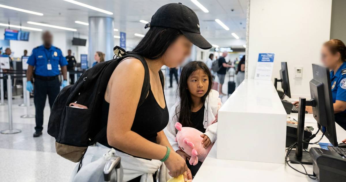 9歲女帶爆紅捏捏樂登機遭攔　安檢一句話逼母女二選一
