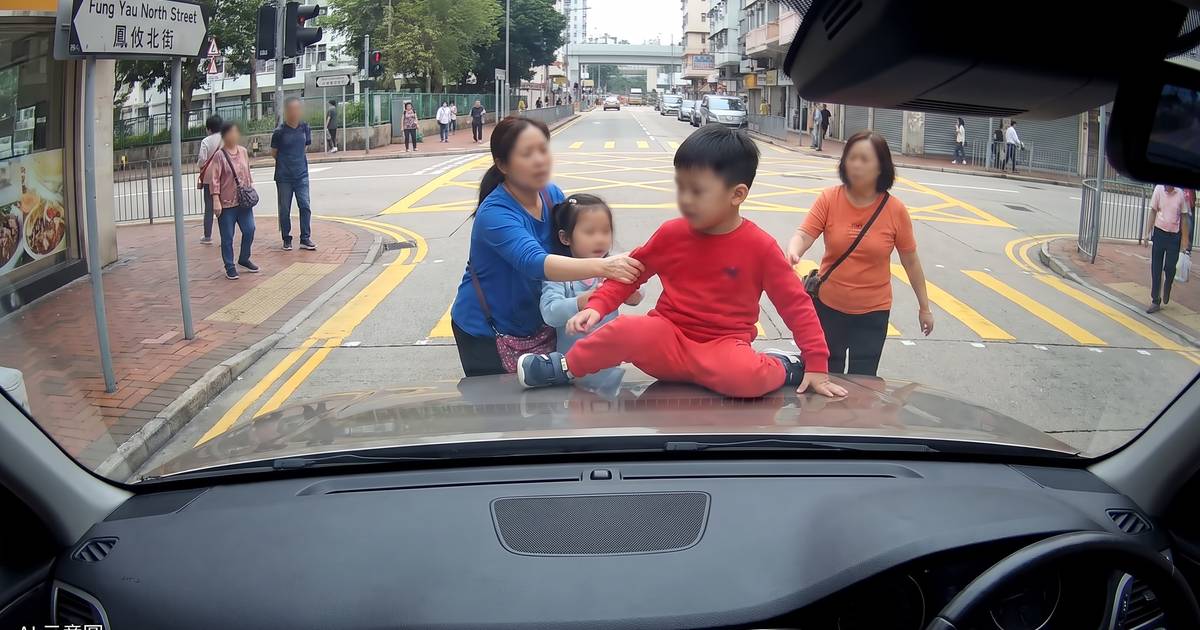 元朗紅衣男童攔車兼坐車頭　橙衣女一現身即變臉