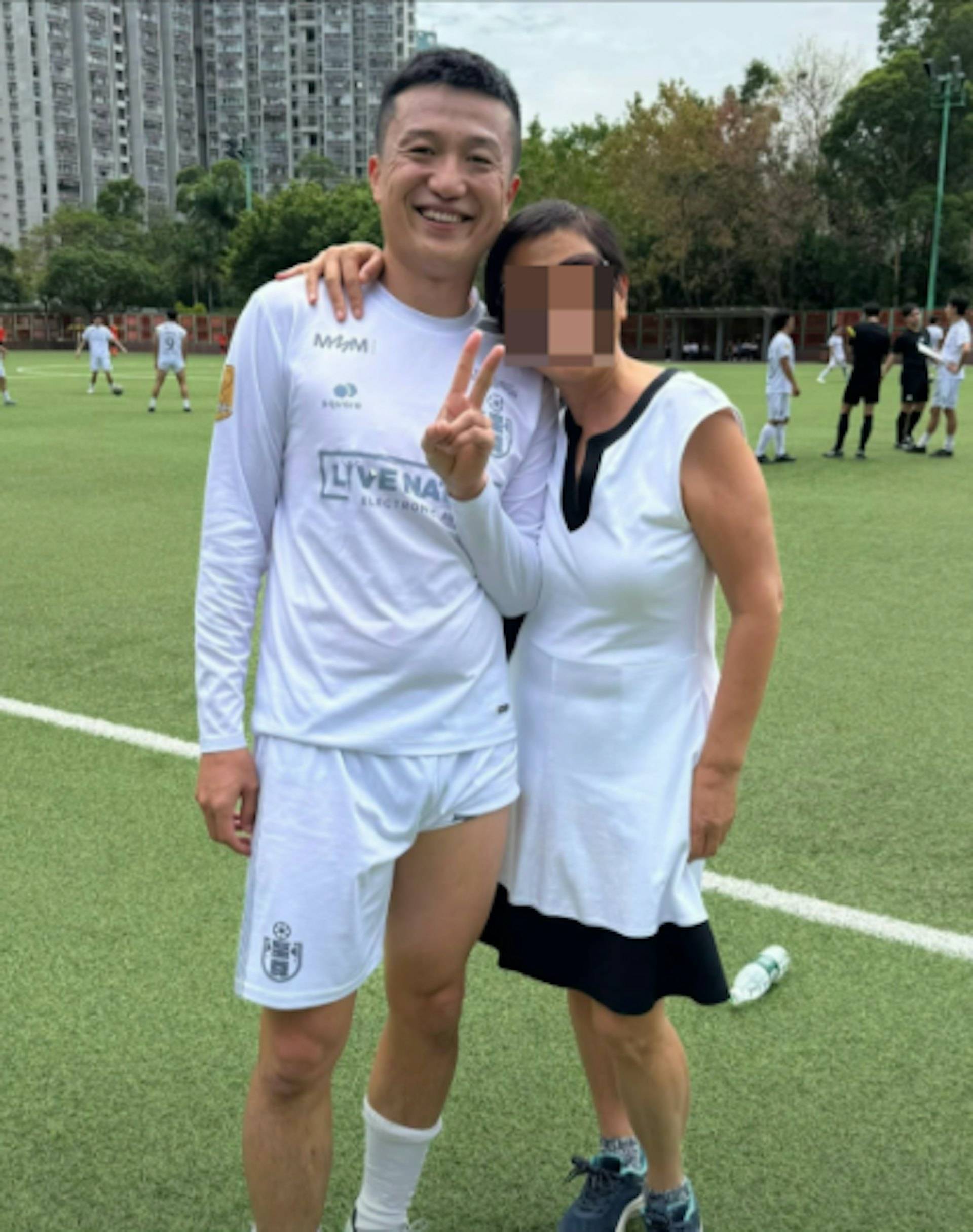 王灝兒 王至尊 王至尊是香港本地老牌足球隊「公民」的班主兼球員,同時還擔任「至尊足球隊」主席。(圖片來源:FB相片)