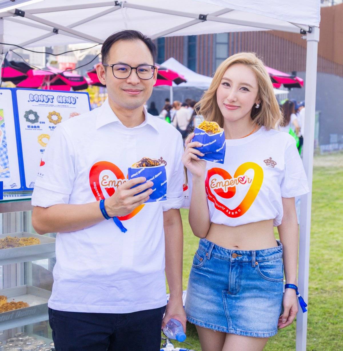 許靖韻 楊政龍 Alex更與Angela一起行勻活動攤位及美食大道,落力幫襯小店。Alex表示這次SSwagger O Day載譽歸來,參與人次創新高,兩日共計有超過6,600人入場。希望來年有更多品牌及表演陣容參與,為青年提供一個盡情放鬆的場所!(圖片來源:大會提供)