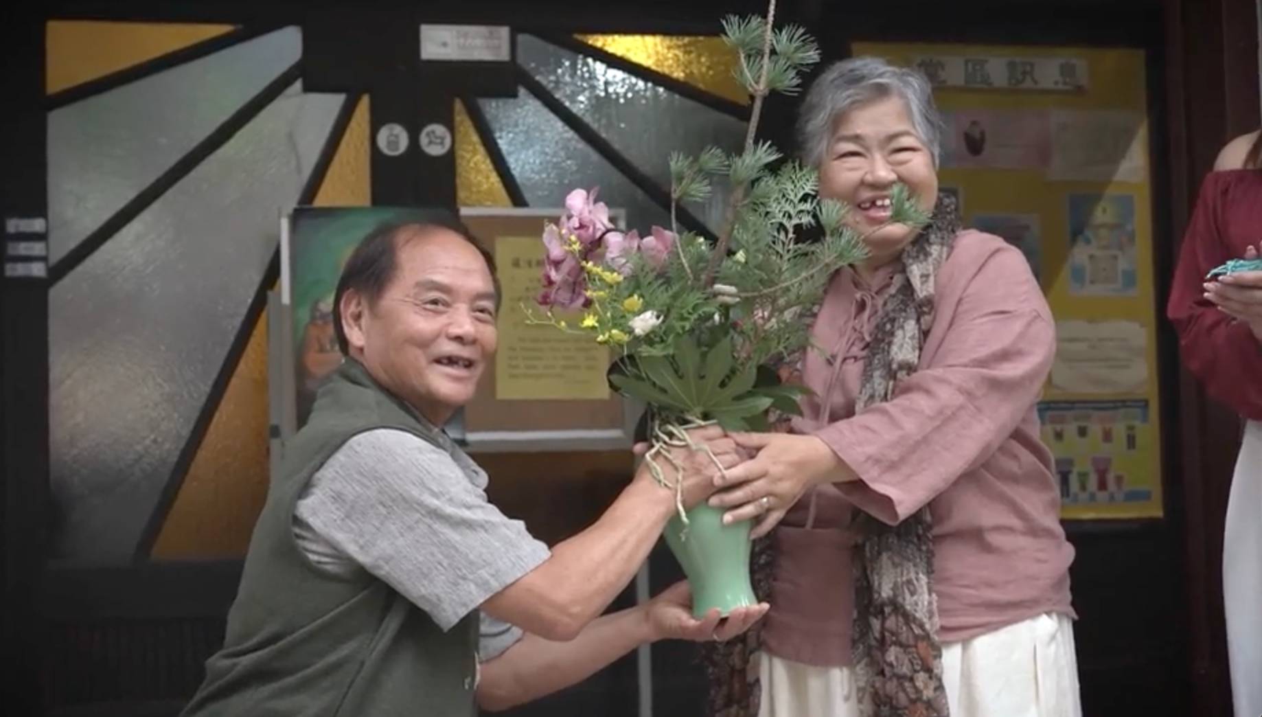 沿路幫緊你 湛美卿 73 歲的湛美卿婆婆面對病痛考驗,節目組特別為她與丈夫陳榮坤籌備金婚圓夢驚喜,重溫橫跨五十年的浪漫歲月。(圖片來源:ViuTV)