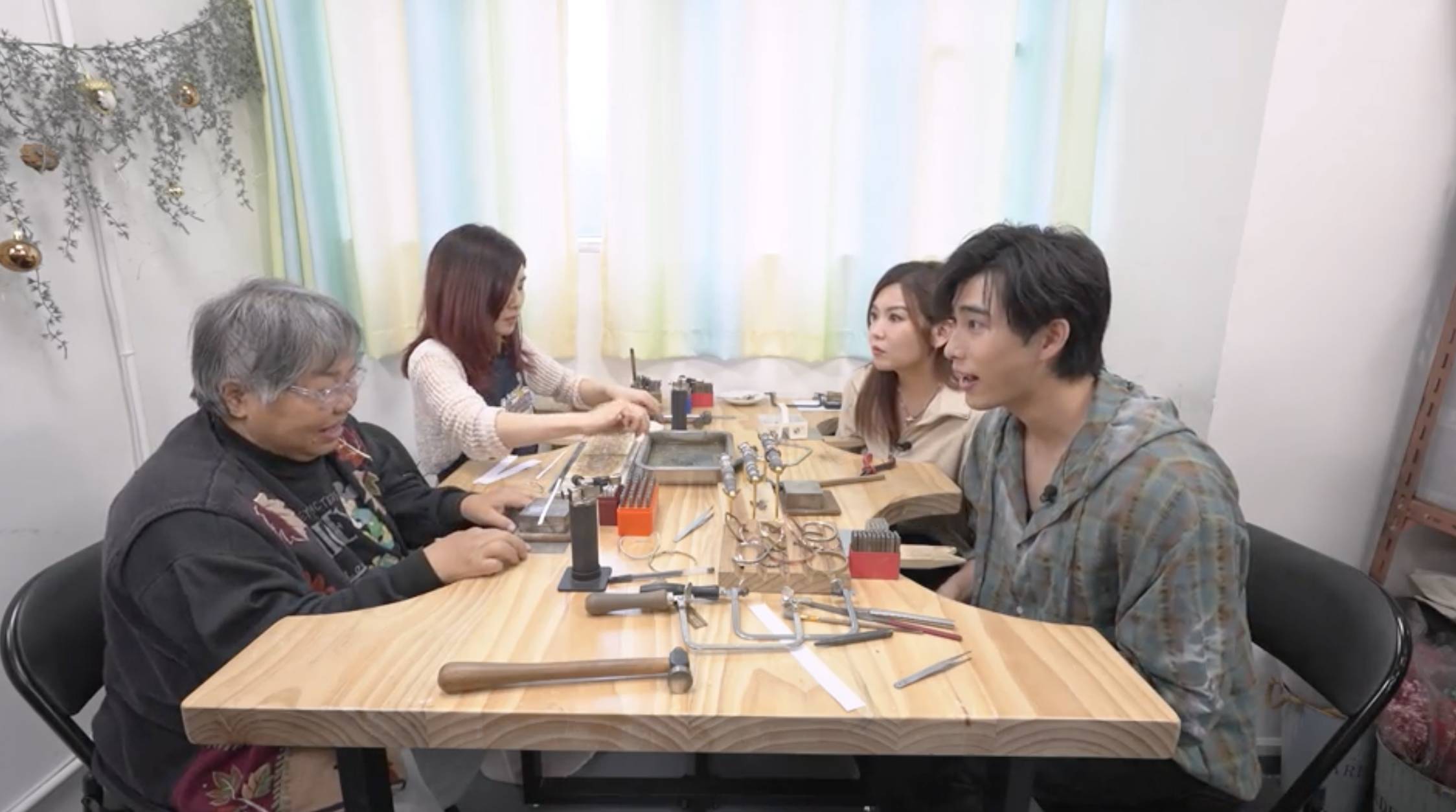 沿路幫緊你 湛美卿 湛美卿婆婆學整手鈪送給坤哥。(圖片來源:ViuTV)