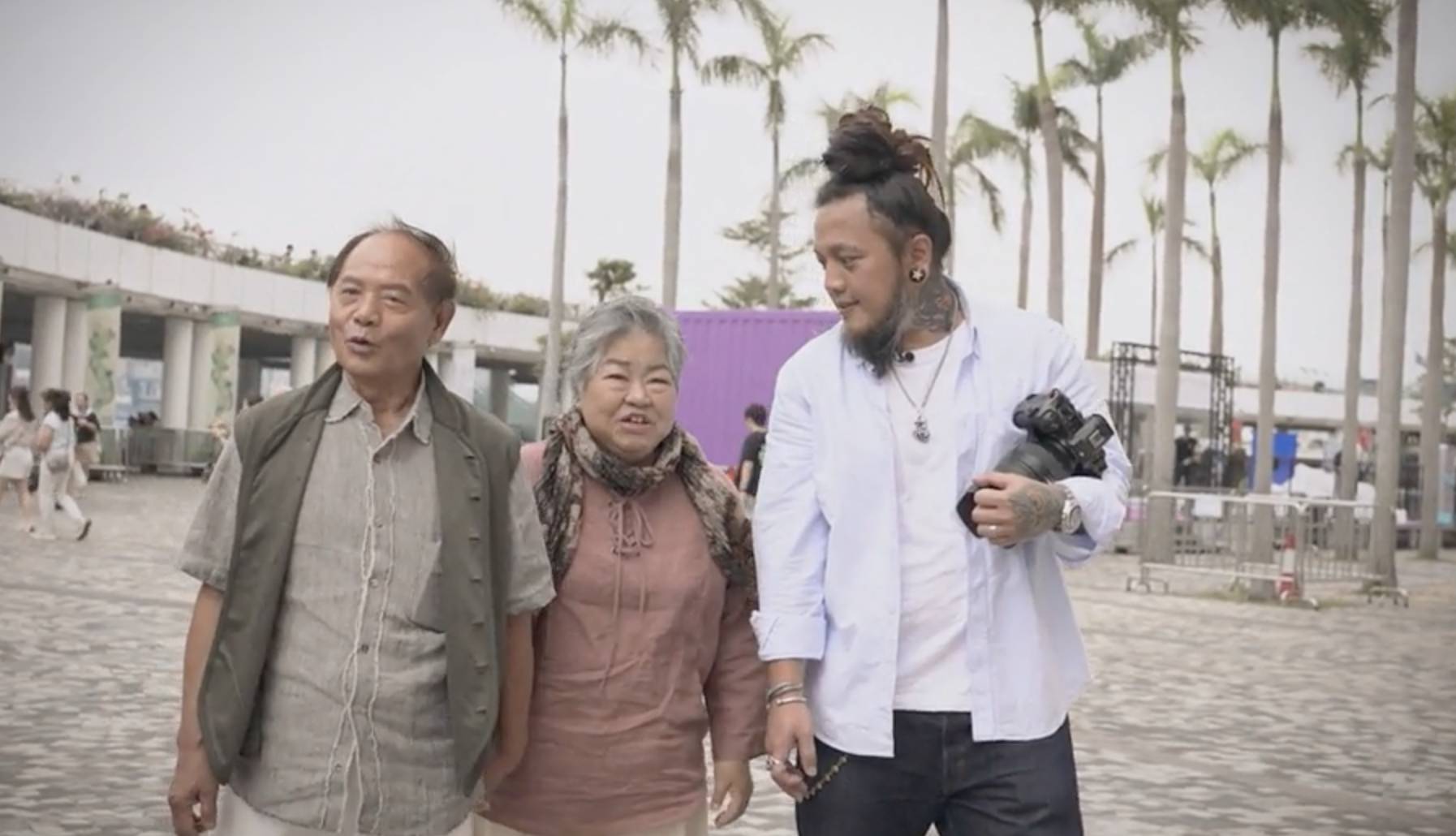 沿路幫緊你 湛美卿 兩老來到舊火車站附近街頭,在資深攝影師掌鏡下,記錄下相濡以沫的真摯光影。(圖片來源:ViuTV)