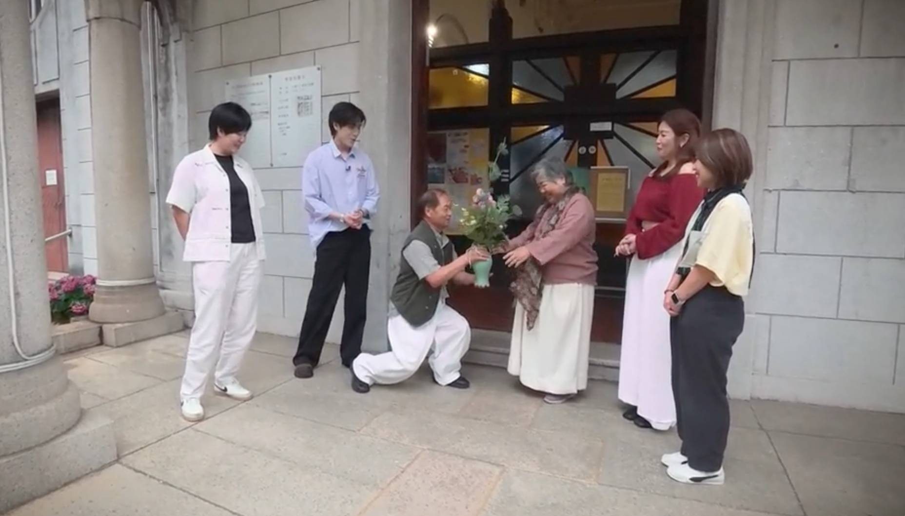 沿路幫緊你 湛美卿 坤哥親自設計花束,跪地送給妻子,場面感人。(圖片來源:ViuTV)