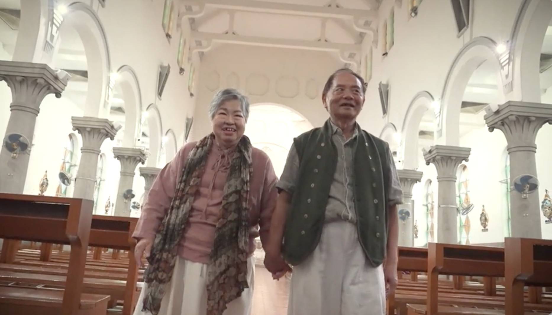 沿路幫緊你 湛美卿 美卿與坤哥回到當年結婚的聖德肋撒堂外舊地重遊,回憶起當年坤哥為了另一半特別加錢準備鮮花吊鐘的浪漫往事。(圖片來源:ViuTV)