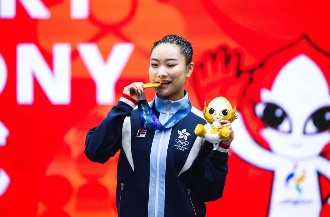 沈曉榆 名古屋亞運 年僅 24 歲的港隊武術代表沈曉榆身兼開幕禮持旗手重任,在賽場上發揮超水準實力順利摘金。(圖片來源:港協暨奧委會圖片)