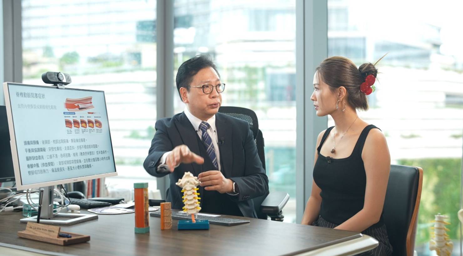 東張西望 中風 神經外科專科醫生藍明權接受東張主持梁敏巧訪問。(圖片來源:TVB)