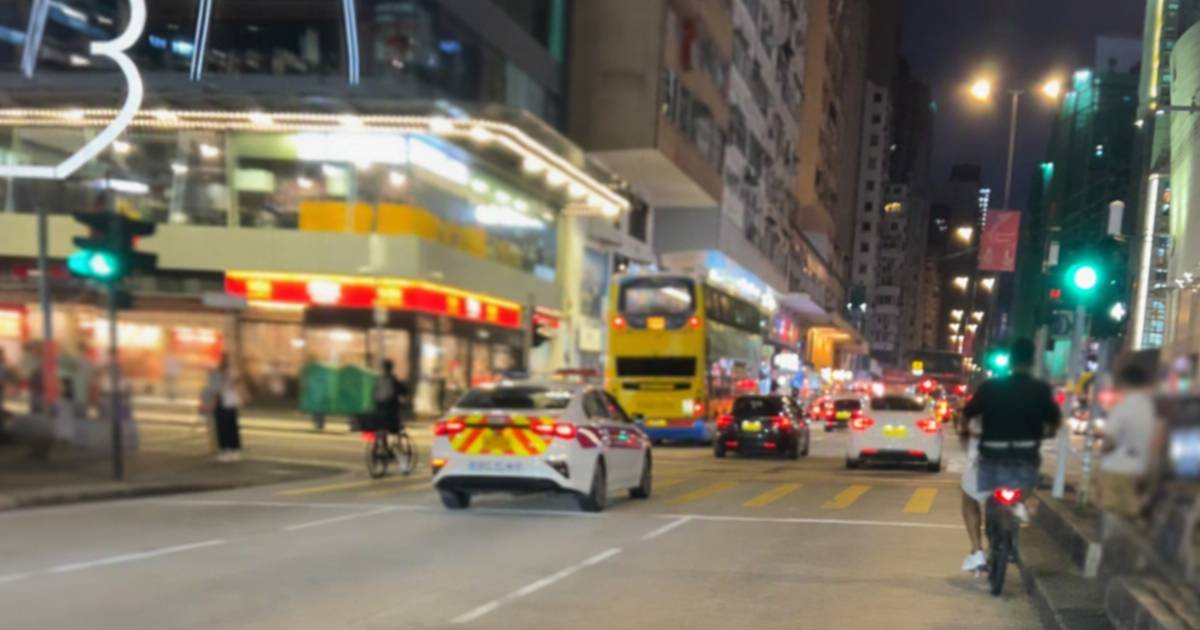 油麻地2外賣員電動單車夾擊警車｜左燈一亮即有動作