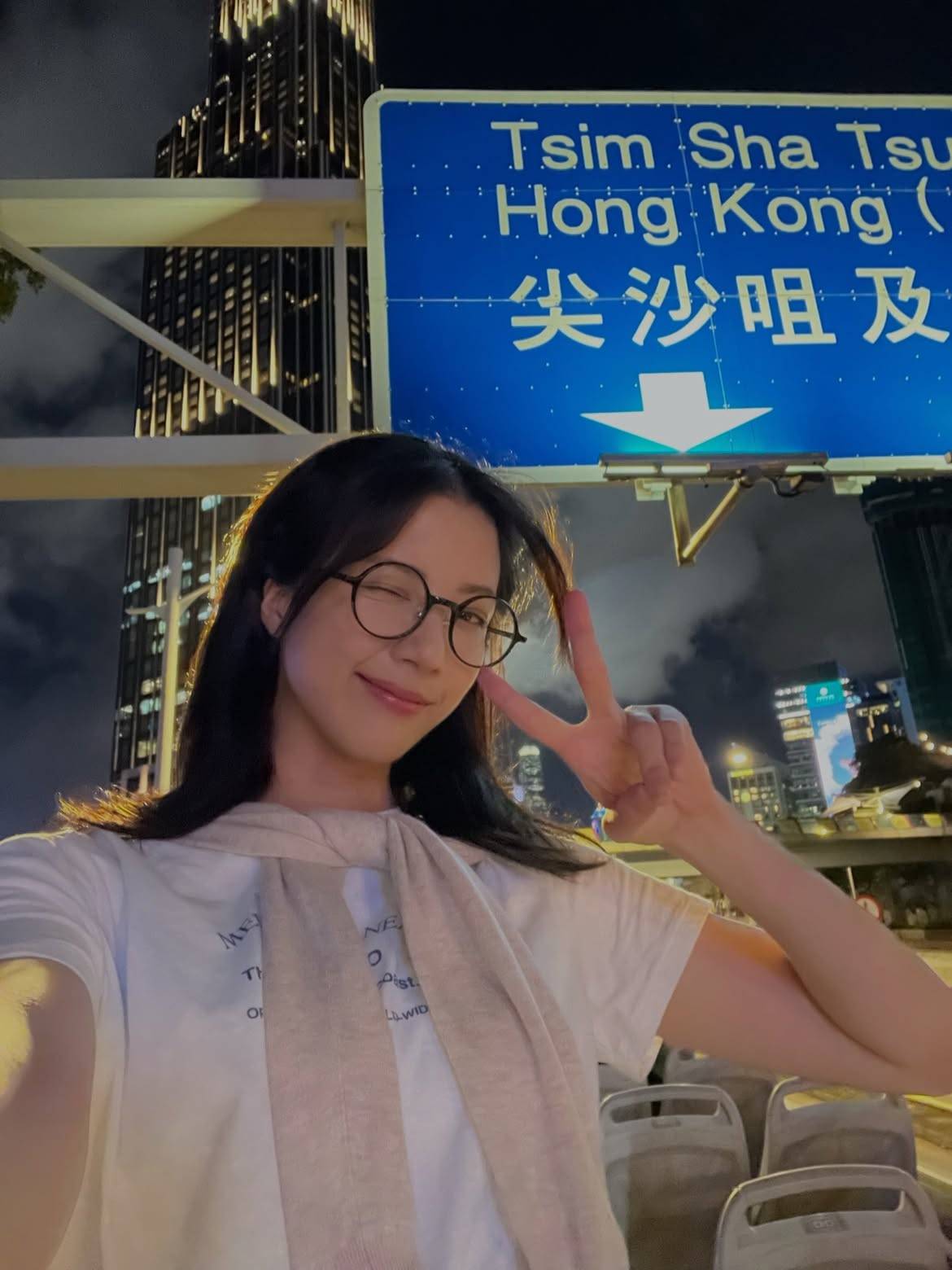 陳曉華 死有對証 早前因高強度拍攝與過勞,陳曉華曾被拍到在街頭體力不支暈倒送院,令人心疼。(圖片來源:陳曉華IG)