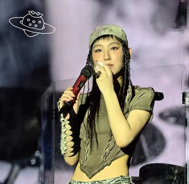 炎明熹破格露腰登音樂節 獻新歌衝落台惹哭泣疑雲 一句神回覆惹笑全場