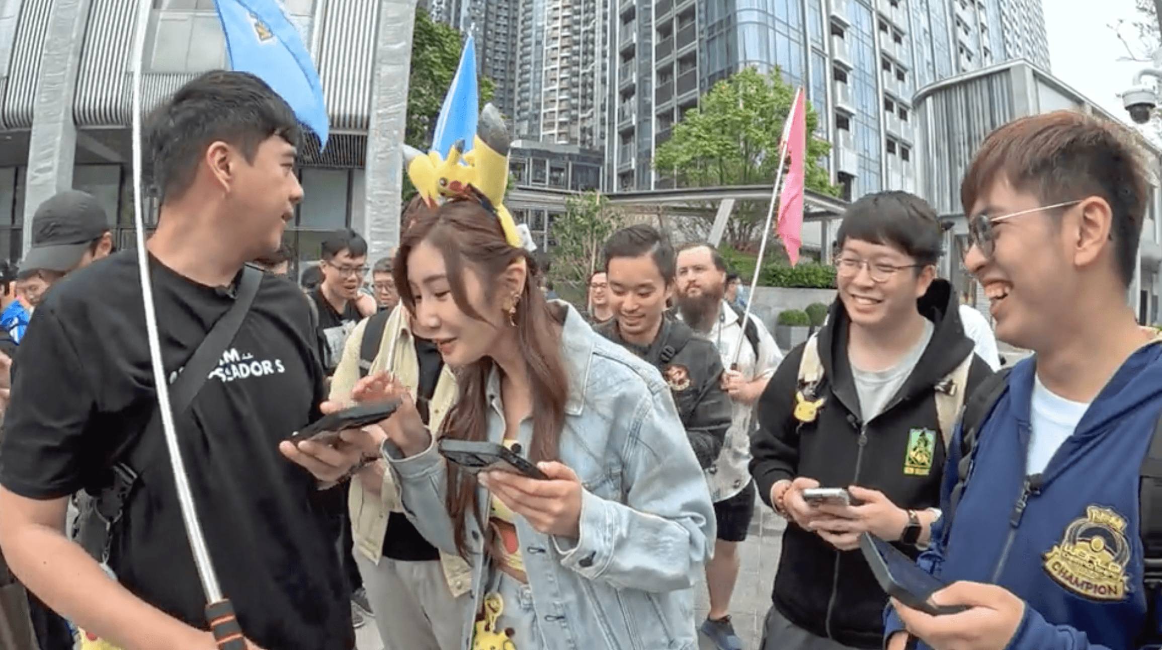 viiutv 沿路幫緊你 路人紛紛停下腳步圍觀合照。(圖片來源:ViuTV)
