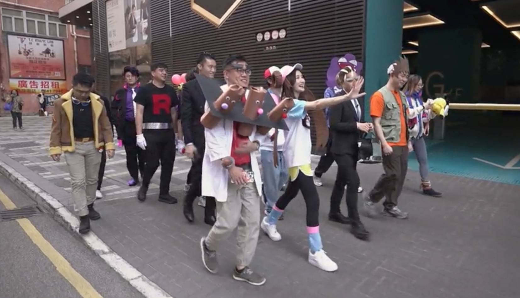viiutv 沿路幫緊你 Shirley 帶領一眾低成本 Cosplay 參賽者走上街頭,吸引不少路人與小朋友主動前來互動。(圖片來源:ViuTV)