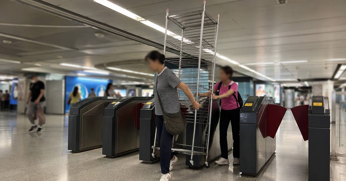 2大嬸推巨型晾衫架闖太子站　職員一句扭轉結局