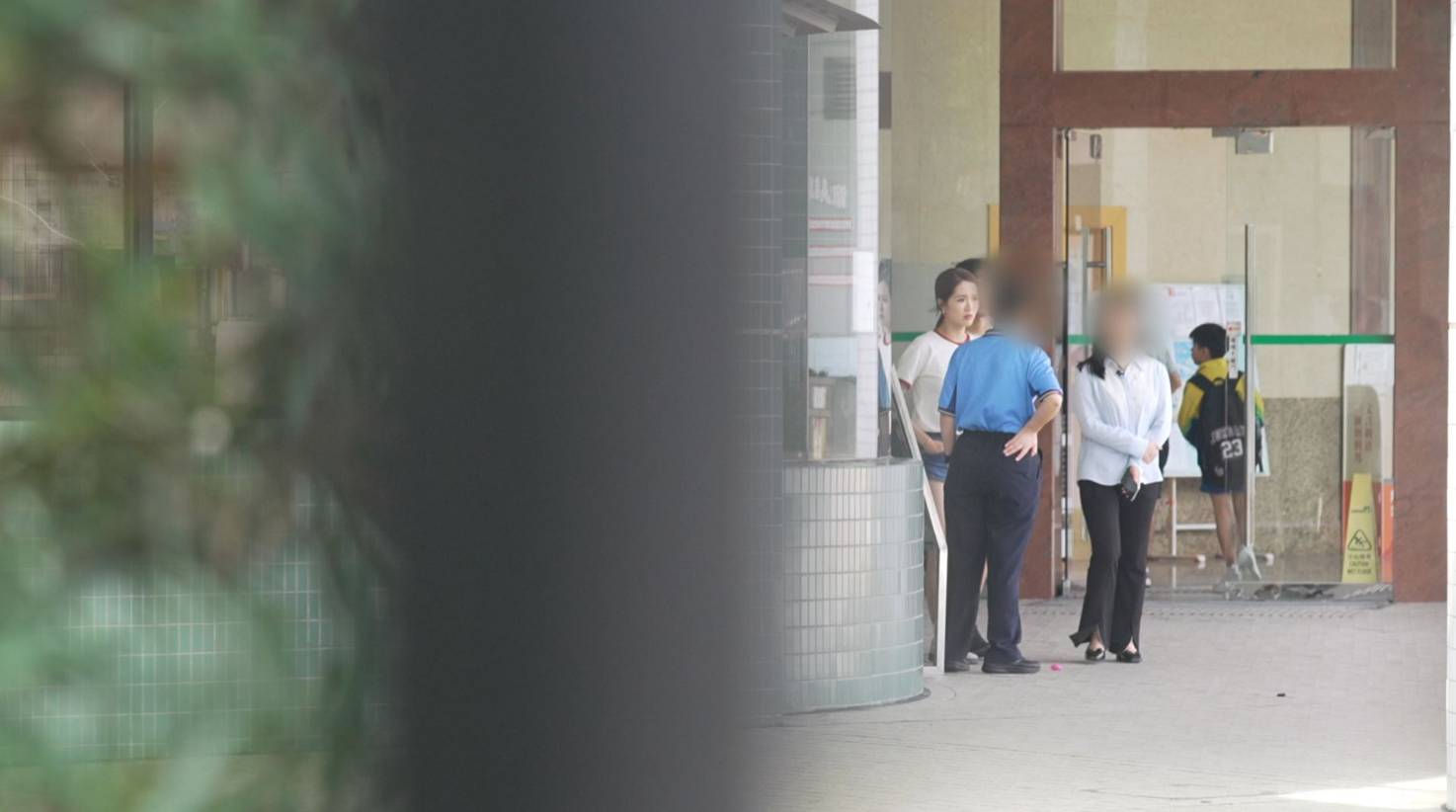 東張西望 詐騙案 東張主持梁敏巧陪同章小姐找劉爸爸質詢,不過他拒絕作出回應。(圖片來源:TVB)