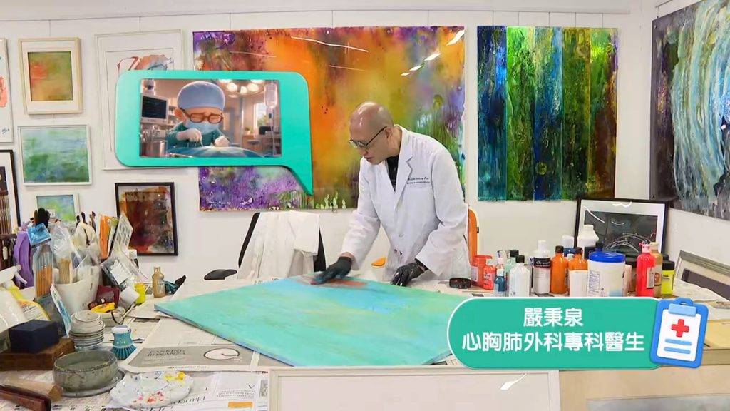 醫生你有病 無窮之路vi 嚴秉泉2013年前在浸會醫院為病人施行胸腔固定手術(俗稱「黐肺」), 術後病人心臟停頓和抽筋,其後死亡。死因庭在2016年裁定病人是因為嚴秉泉注 射過量麻醉藥利多卡因,令其中毒和出現不良反應死亡。但裁判官認為,嚴秉泉並非不慎注射過量麻醉藥,而是按其資歷和經驗決定劑量,裁定此為「獨立不幸事件」。死者女兒表示會交由律師決定會否有進一步行動,死者妻子冼明珠則表示尊重法庭裁決。(圖片來源:TVB)