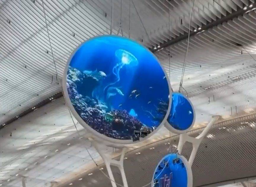 早上8時機場客運大樓巨屏半空斷威也狂搖 機管局即時封鎖揭驚險下場