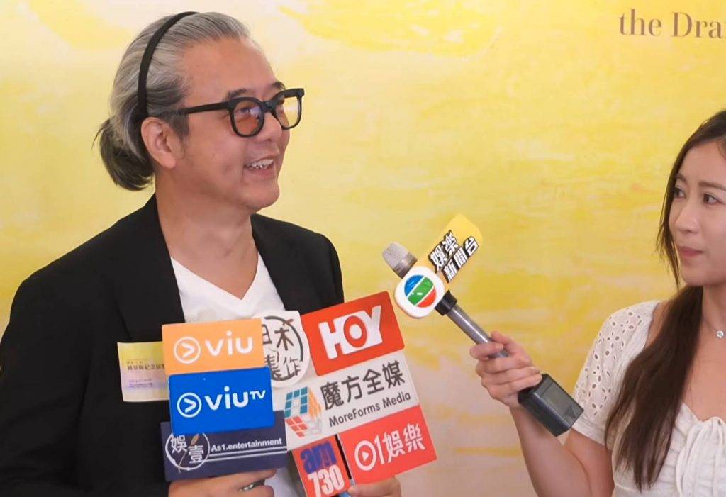 張錦程 初時張錦程亦有大方回應及承認已離婚,但記者仍以不同角度試探及索取更多回應,於是張錦程連環以「關你乜嘢事」反問對方,雖然臉帶笑意但難掩內心不滿。(圖片來源:Viu1HK)
