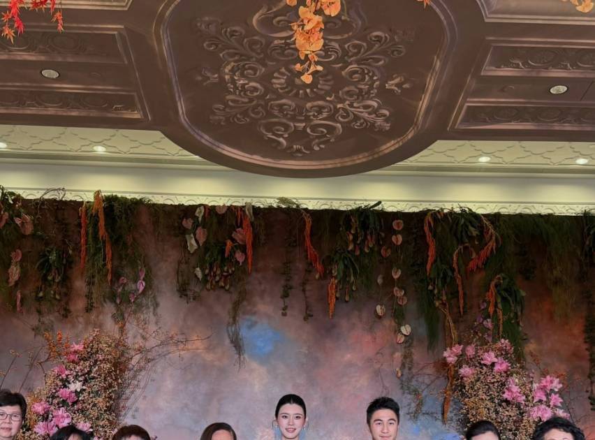 何猷君婚禮答謝宴 奚夢瑤淡定化解老公身高尷尬 1動作完美救場超搶鏡成焦點 爆夫婦身高差距