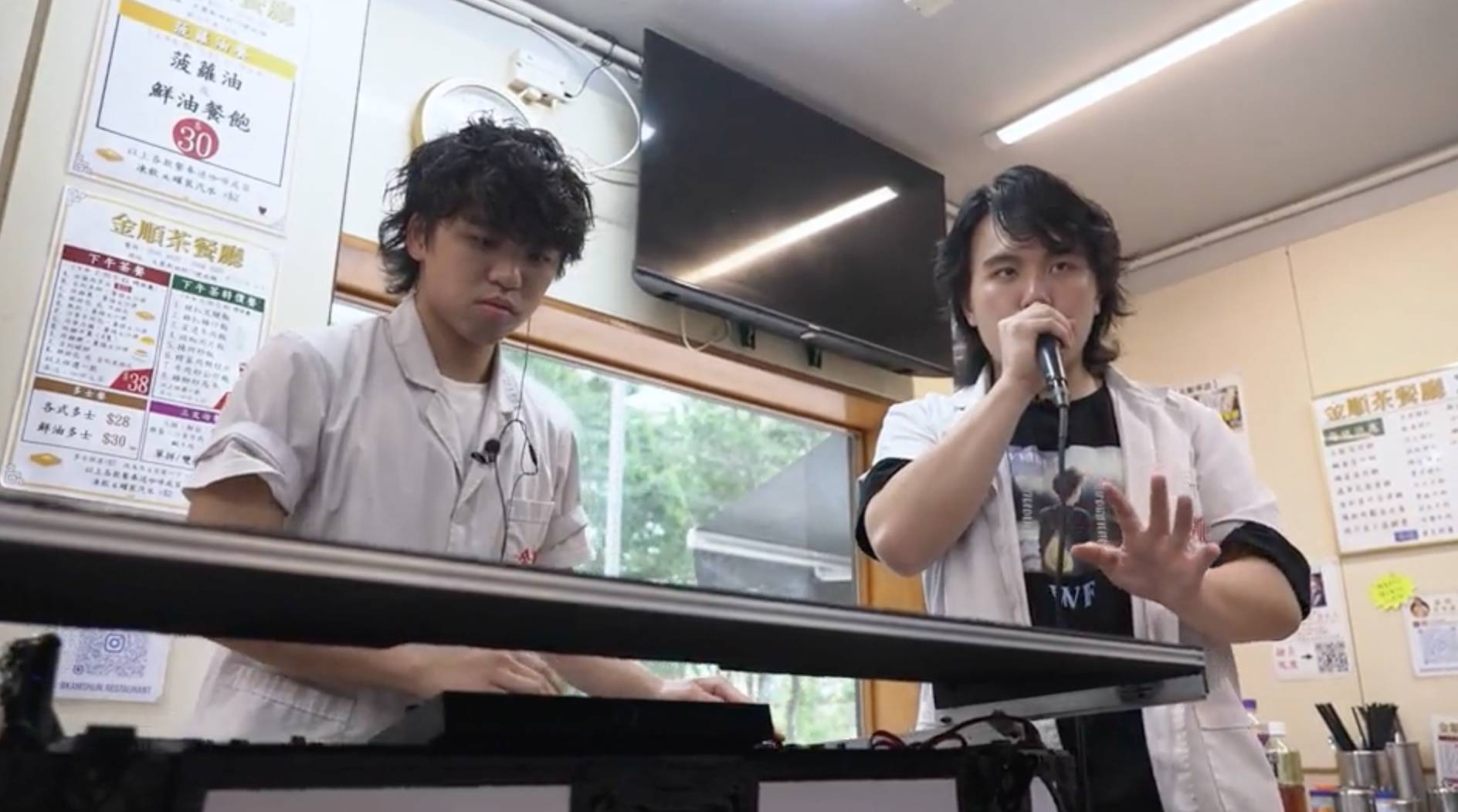 viutv 沿路幫緊你 Theo演唱專為媽媽創作的歌曲,用音樂傾訴對家庭的愛與感懷。(圖片來源:ViuTV)