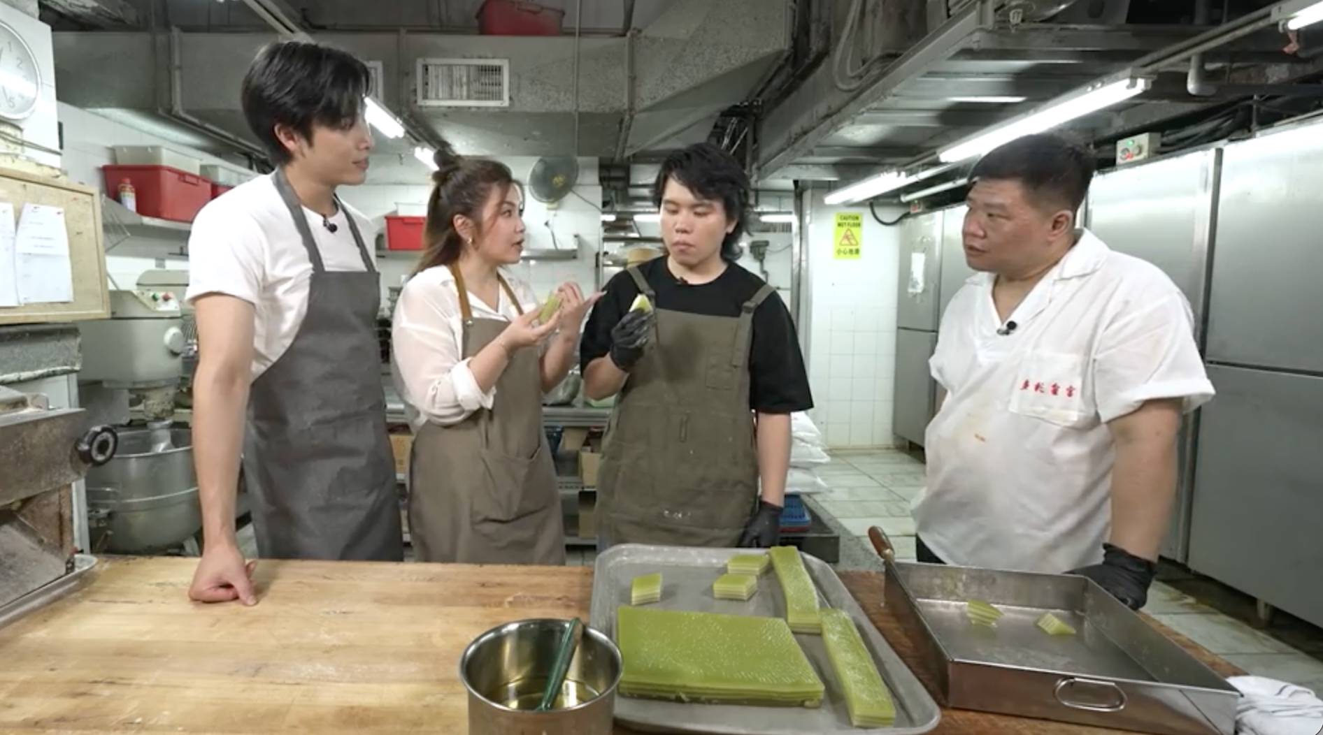 viutv 沿路幫緊你 每一層千層糕都需精準掌控粉漿與蒸製時間,充滿了對家人的深厚情感與承諾。(圖片來源:ViuTV)