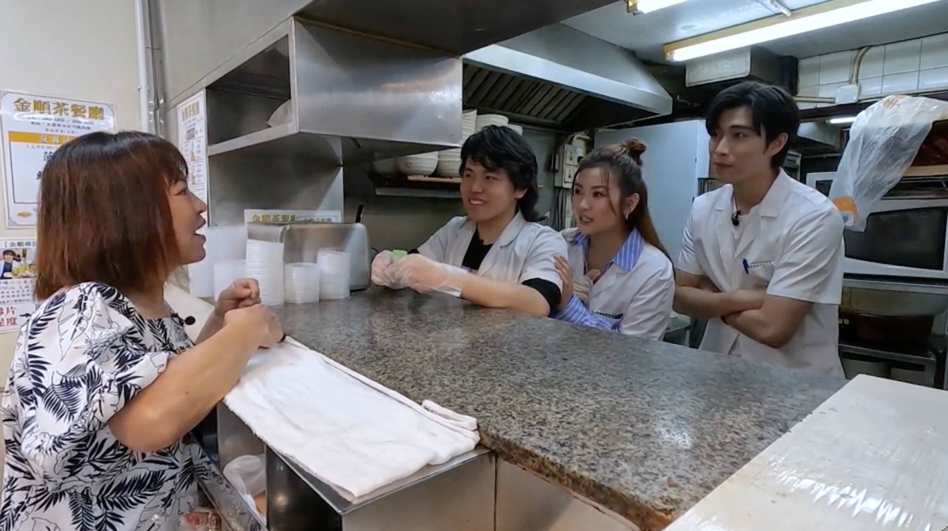 viutv 沿路幫緊你 Theo 邀請媽媽品嚐他親手做的泰式千層糕。(圖片來源:ViuTV)