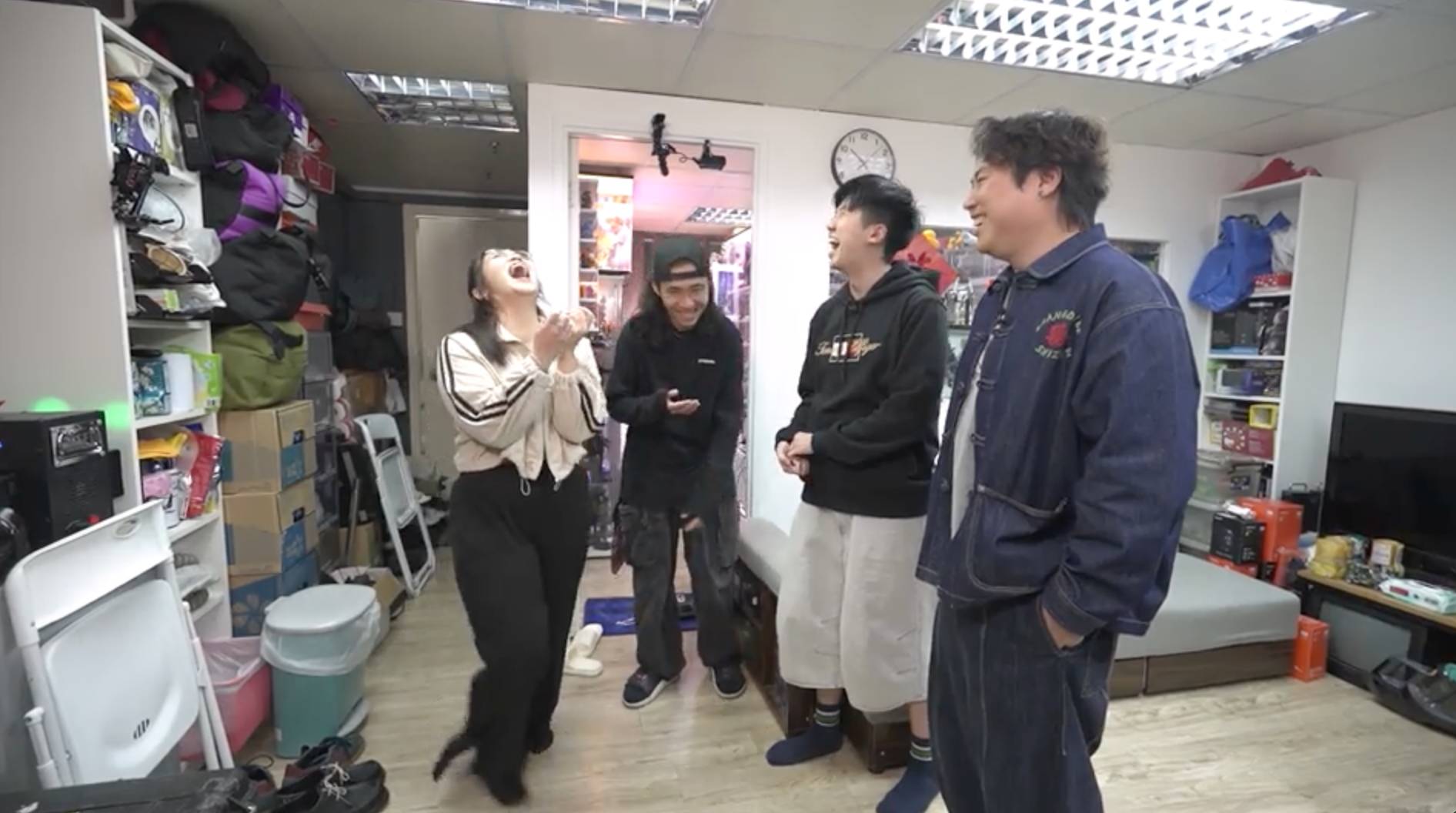 沿路幫緊你 練美娟 當潮彤趕到「案發現場」,見到滿地玻璃碎同娟姐自責爆喊的逼真演技,內心雖然滴血,但竟然強忍心痛,反過來安慰大家。EQ高成功過關!(圖片來源:ViuTV)