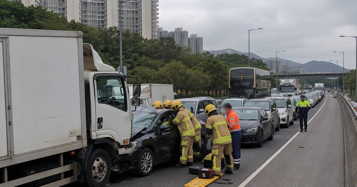 獅隧7車串燒1女司機被困　出九龍驚現一幕