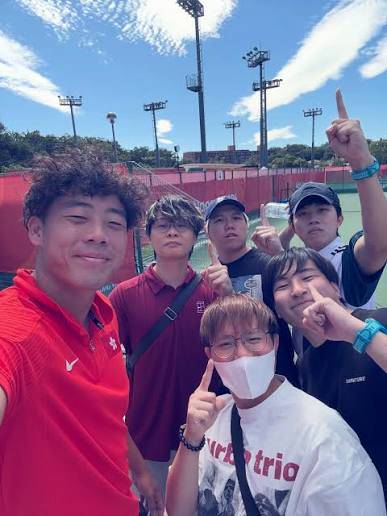 黃澤林 jfft JFFT成員「床、良、米、翼、含」專程從北海道趕赴日本名古屋東山公園網球中心,親身為出戰亞運男單決賽代表黃澤林吶喊助威。(圖片來源:JFFT)