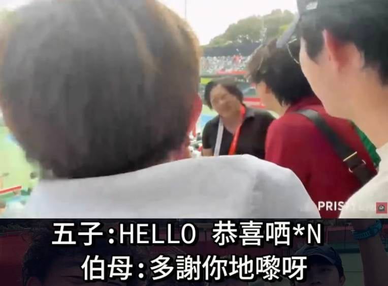 黃澤林 jfft 在現場親證歷史時刻,主角父親及家姐亦親自向這班好兄弟表達謝意,兩位家屬更當面認證五子地位並感激表示「多謝你地來!」。(圖片來源:JFFLive)