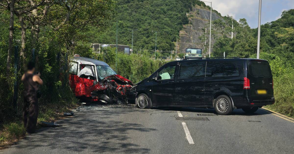 東涌3車猛撞釀2傷　的士司機被困後現轉折