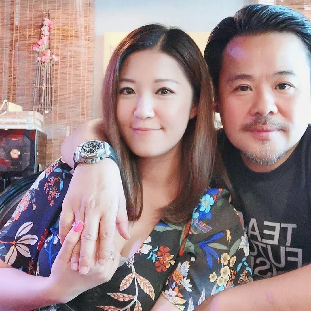 韋家雄 鄧楚雅 韋家雄與年輕近廿年的圈外太太鄧楚雅於2018年結婚,兩人的婚姻即將踏入8周年。(圖片來源:Facebook@韋家雄)