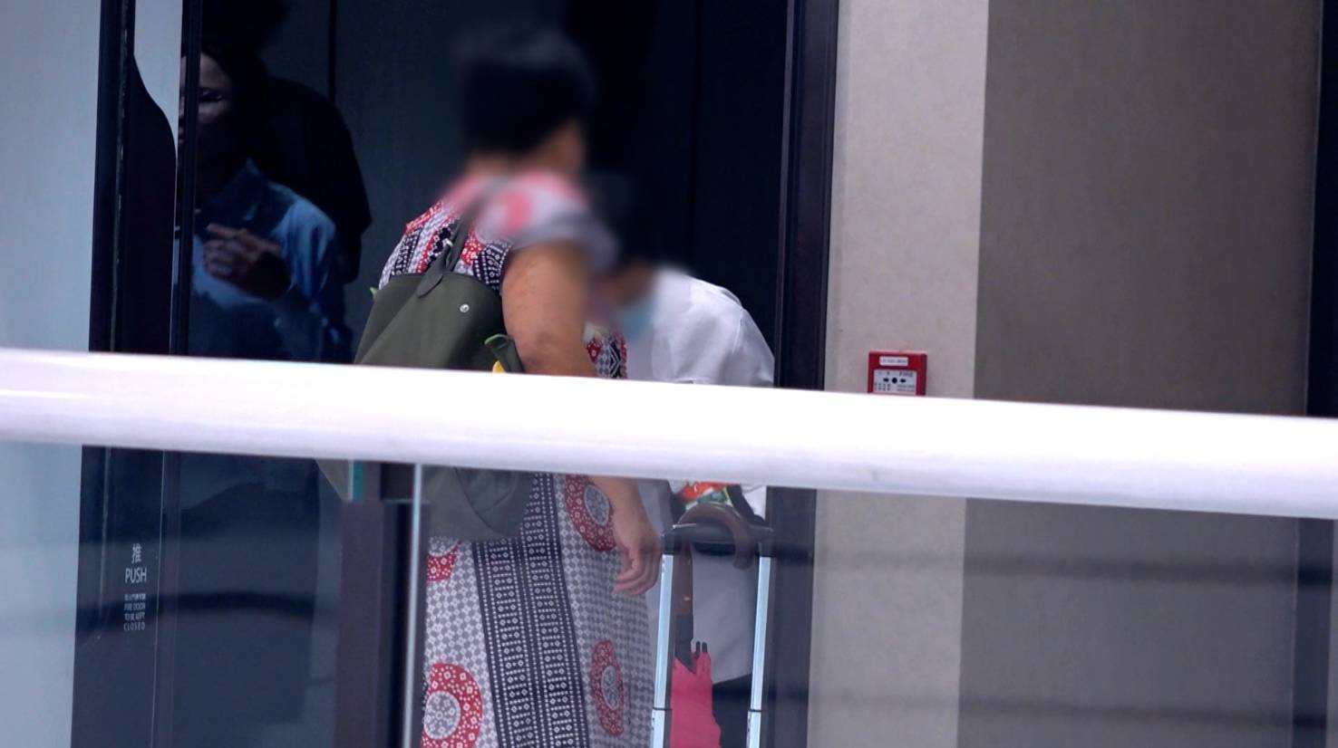 TVB 東張西望 火爆姐逐一去不同店舖打招呼和聊天,又送了一些零食給職員,非常大方,就算連清潔姐姐也有份,哄到對方非常開心!(圖片來源:TVB)