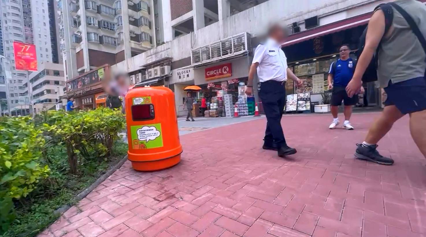 TVB 東張西望 她一時對人很熱情,但轉過頭又馬上變臉,在街上巧遇這名穿著制服的保安,「火爆姐」又突然看得不順眼,真的很難捉摸呀!(圖片來源:TVB)