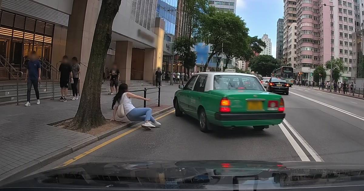 灣仔女途人突仆出馬路｜司機下一秒舉動震撼