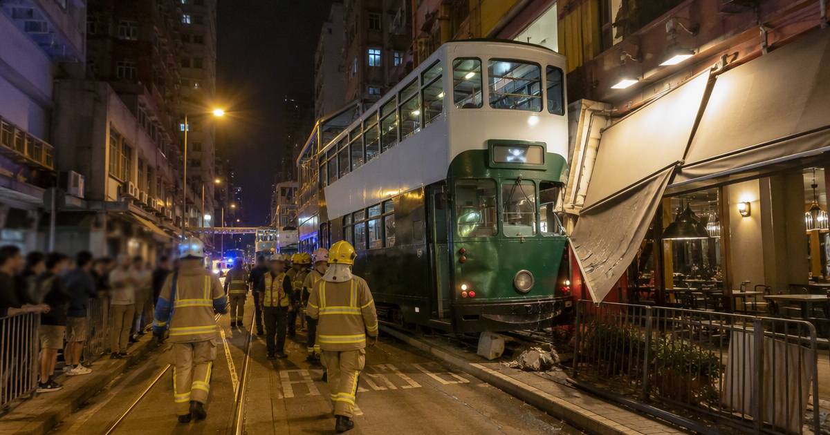 筲箕灣電車凌晨剷上行人路　撞向食肆後結局意外