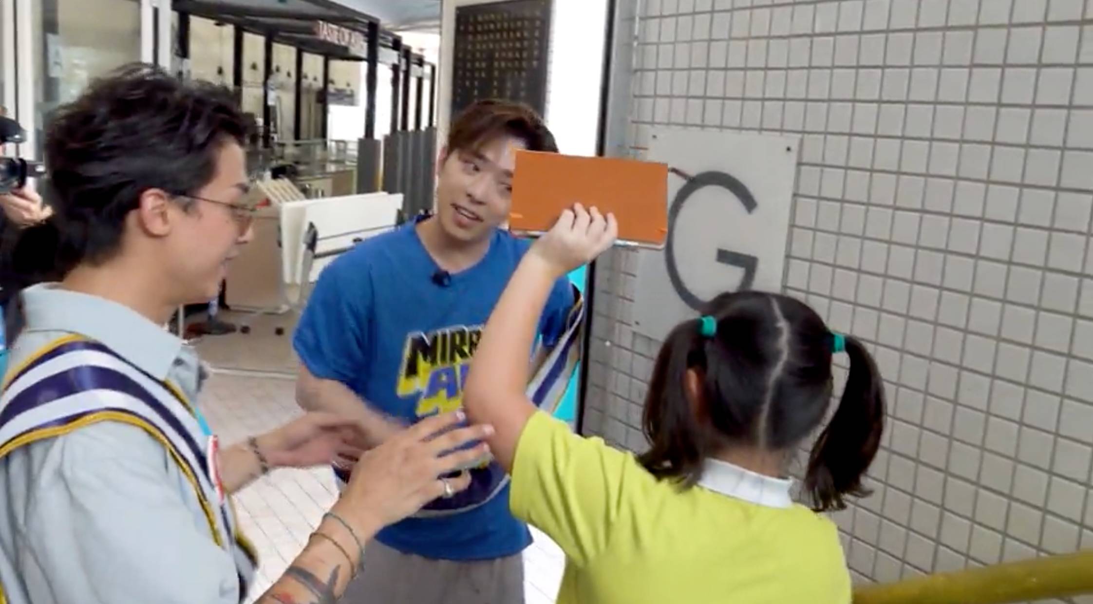 mirrorace 呂爵安 Edan當然要女同學派心才肯簽名啦!(圖片來源:ViuTV)