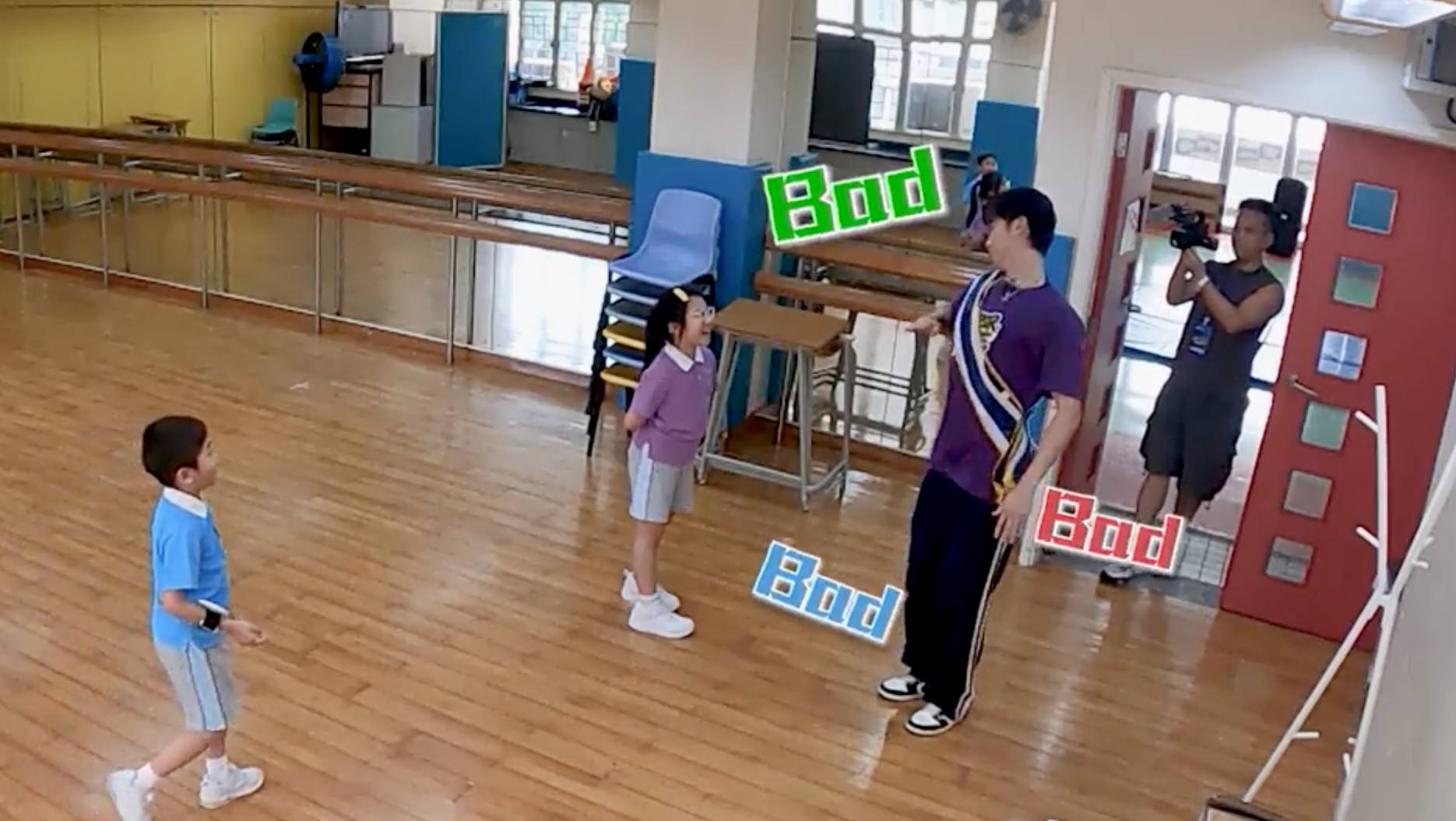 MIRRORACE 邱士縉 Stanley即場展震胸肌舞技,被嫌「Bad」。(圖片來源:ViuTV)
