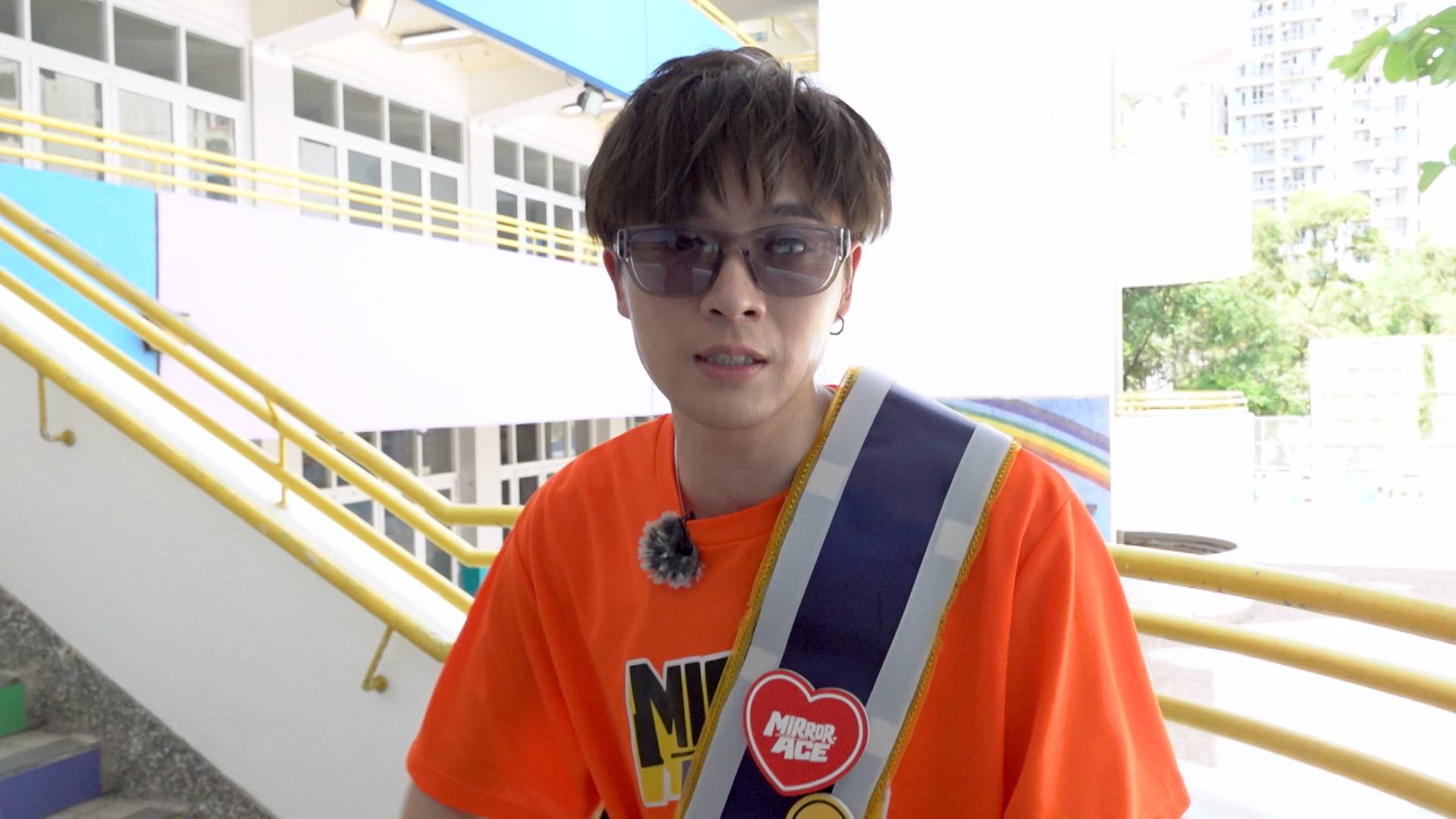 MIRRORACE 邱士縉 Frankie被這班精力旺盛的小學生折磨到累透,他無奈苦笑形容:「依家啲小朋友唔同我以前,真係非常之、非常之需要心機同耐性去征服佢哋!」(圖片來源:ViuTV)