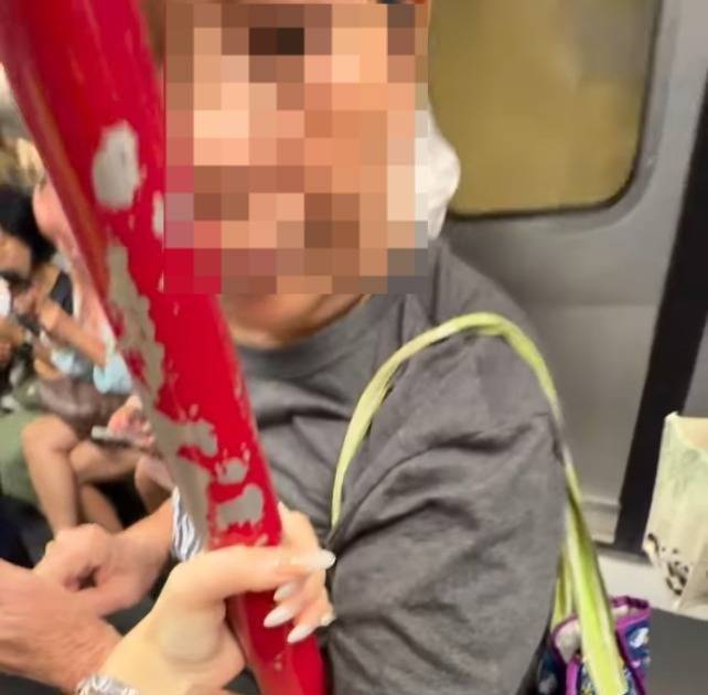 港鐵阿婆攬實扶手 港女無聲奇招KO「攬柱女」網民激讚有料做到嘢 17秒出招擊退片瘋傳