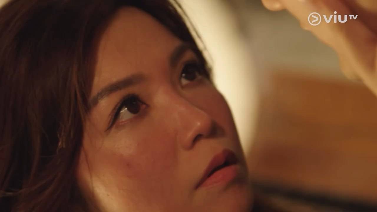 金秘書為何那樣 盧瀚霆 練美娟飾演科長馮莎娜,工作時蝦蝦霸霸,戀愛時卻化身小鳥依人,與郭子豪飾演的楊青雲發展感情線。(圖片來源:ViuTV)