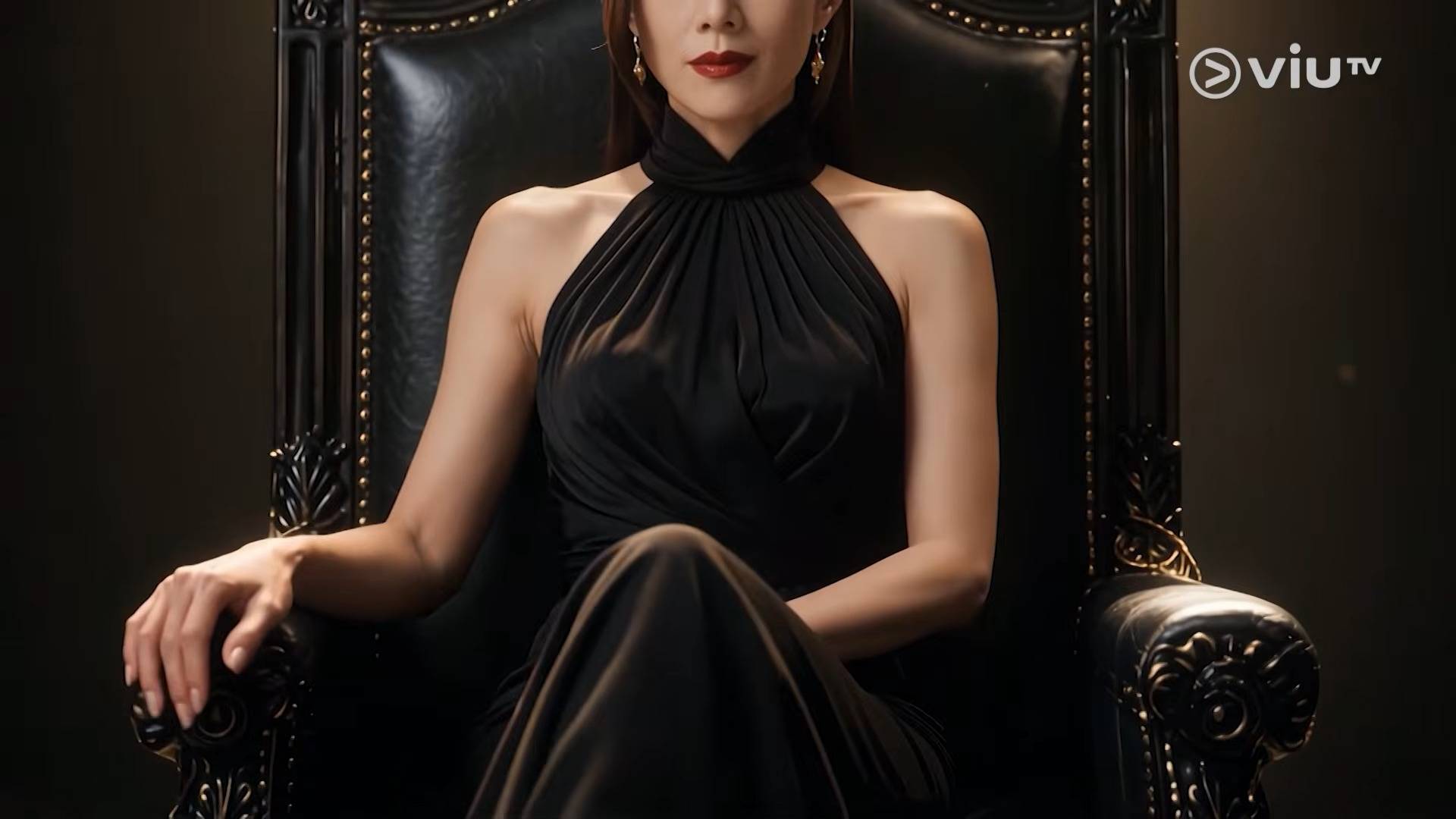 謝安琪 鄧麗欣 《完美的偽裝》由謝安琪與鄧麗欣主演,以醫美行業為背景,探討不同世代女性面對年齡與職場競爭的壓力。(圖片來源:ViuTV)