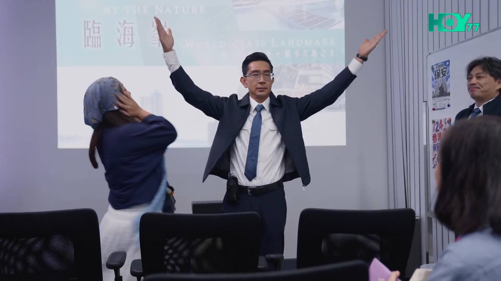 你的保安李寶安 李尚正 隊長李寶安親自化身考官設下重重奇怪關卡,迎戰失戀女畢好彩及廢青麥峰等一眾應徵者。(圖片來源:HOY)