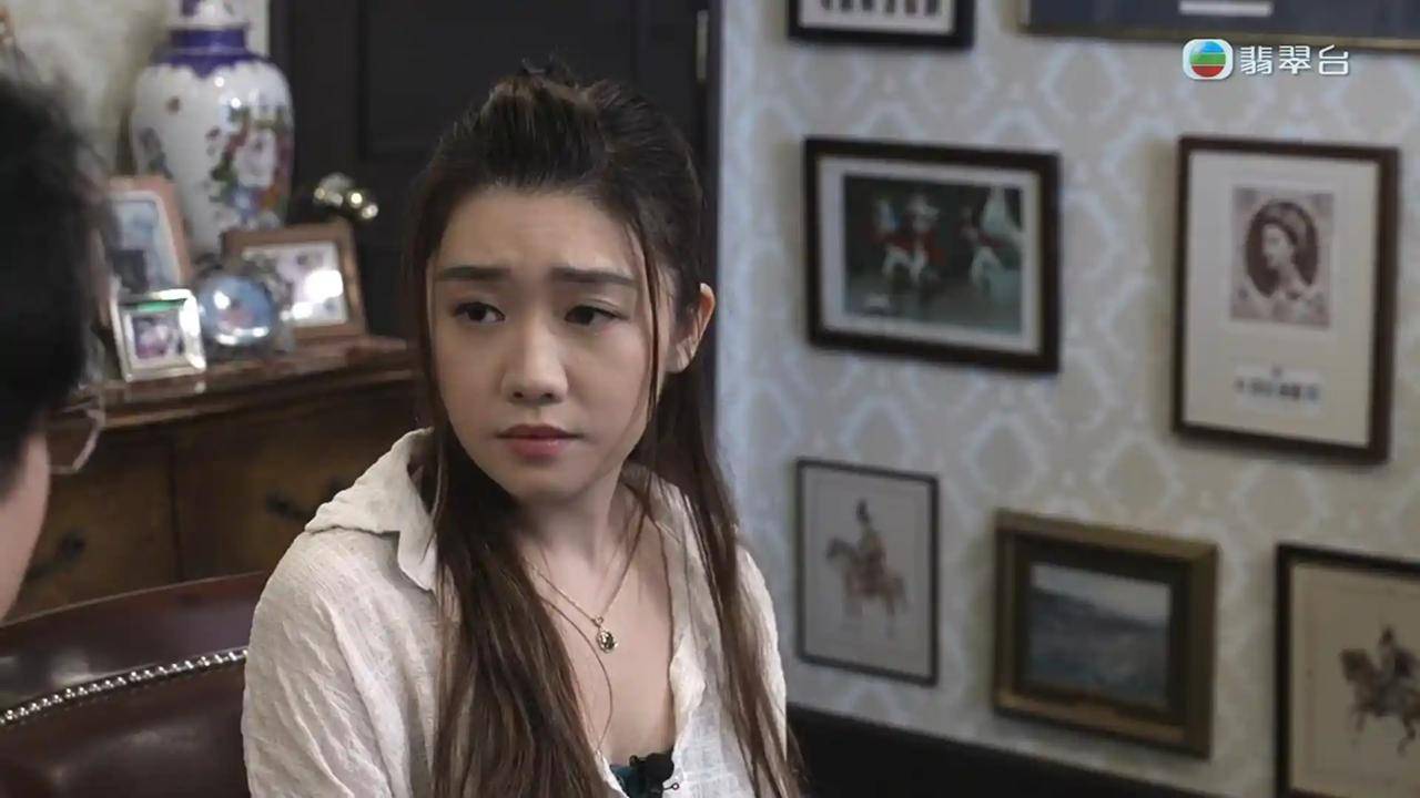 tvb 東張西望 廖倬竩訪問陸大狀時皺晒眉。(圖片來源:TVB)