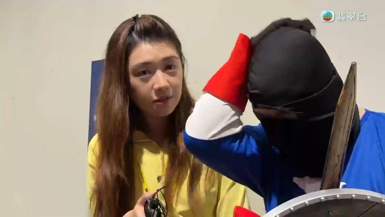 tvb 東張西望 蜘蛛俠明日一集脫下頭套接受廖倬竩訪問。(圖片來源:TVB)