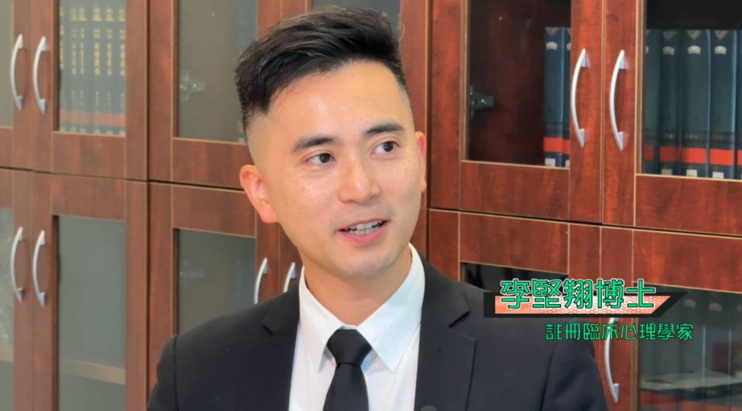 東張西望 非禮案 臨床心理學家李堅翔博士受訪解釋受害人在事發兩年後為何傷口仍難平復。(圖片來源:TVB)