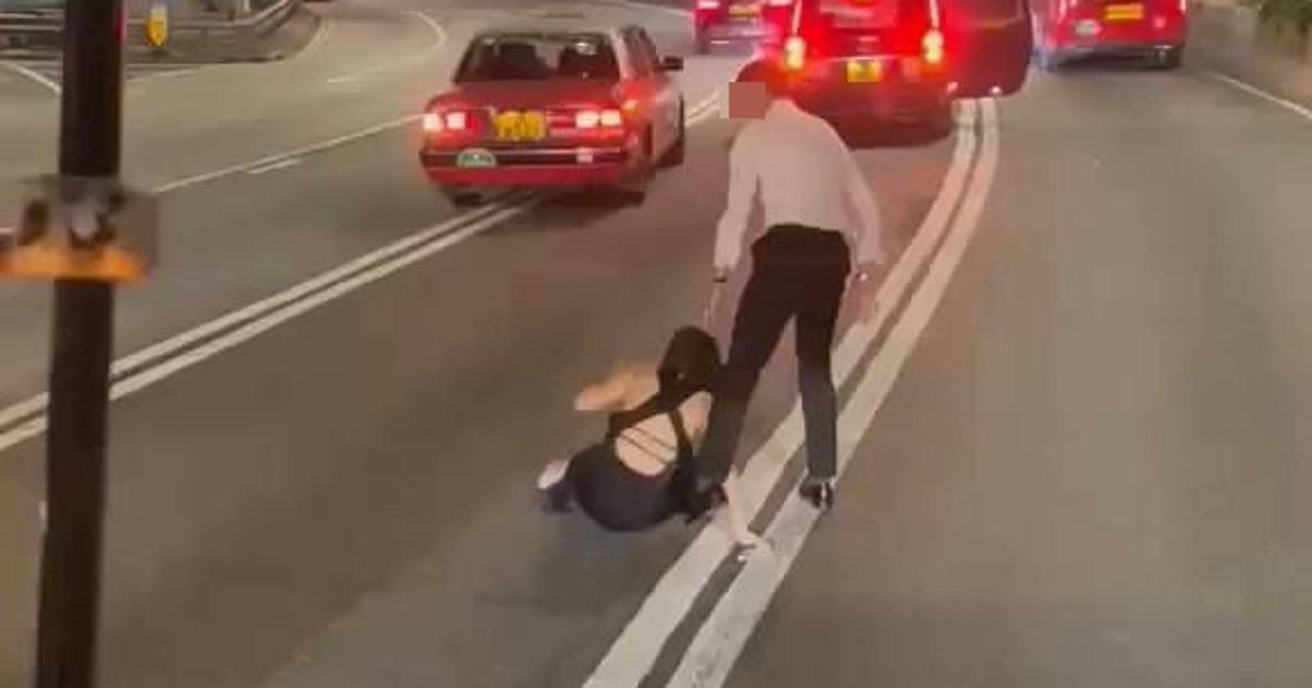 灣仔女子疑由的士跳下坐在告士打道行車線 影片見男子多次嘗試拉她起身不果